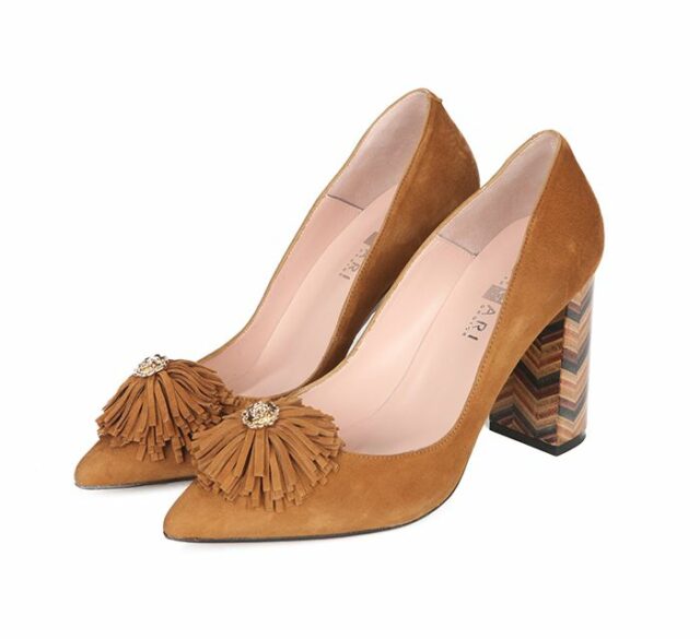 Zapatos Salón Ante Beige Flor Flecos Angari Shoes.