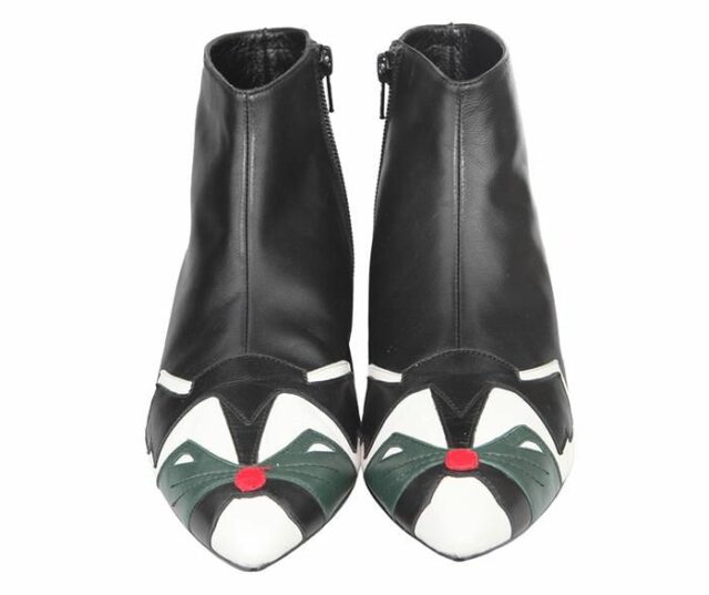 botines negros con detalle de gata
