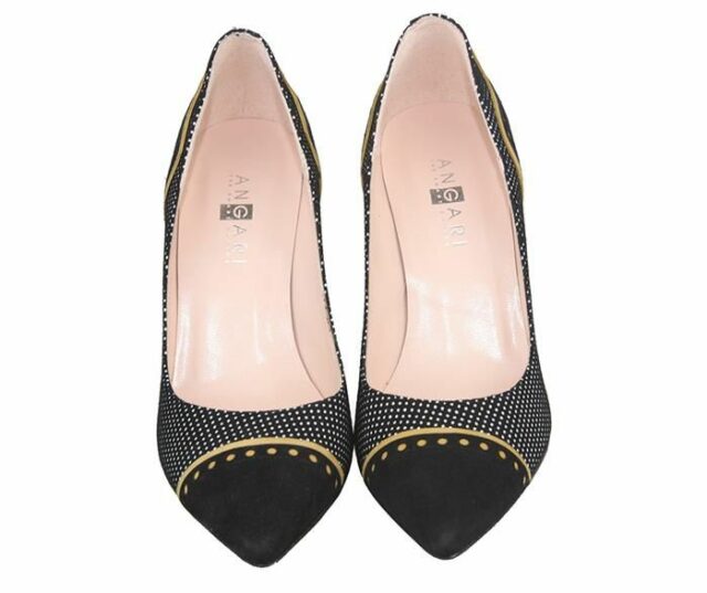 zapatos de ante negro con puntera y talón de ante negro decorada