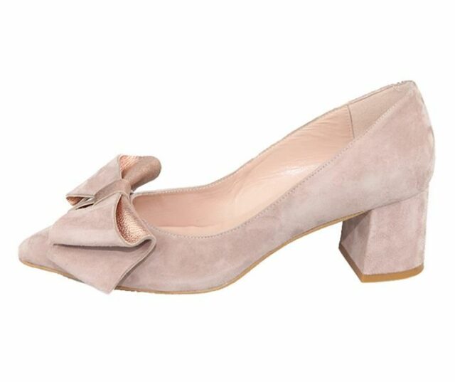 zapato de vestir con lazo color nude y tacón ancho
