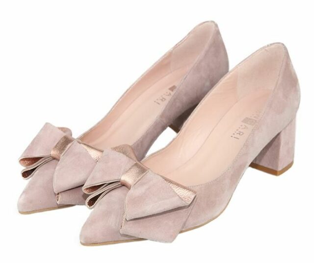zapatos de vestir con lazo color nude y tacón ancho