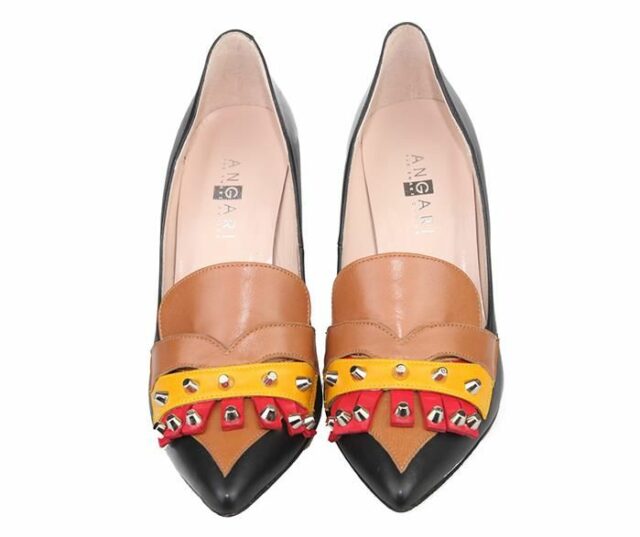 zapatos de mujer con flecos y remaches estilo urbano