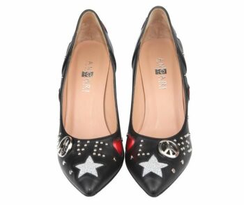 zapatos fantasía en piel negra decorados con tachuelas y dibujos