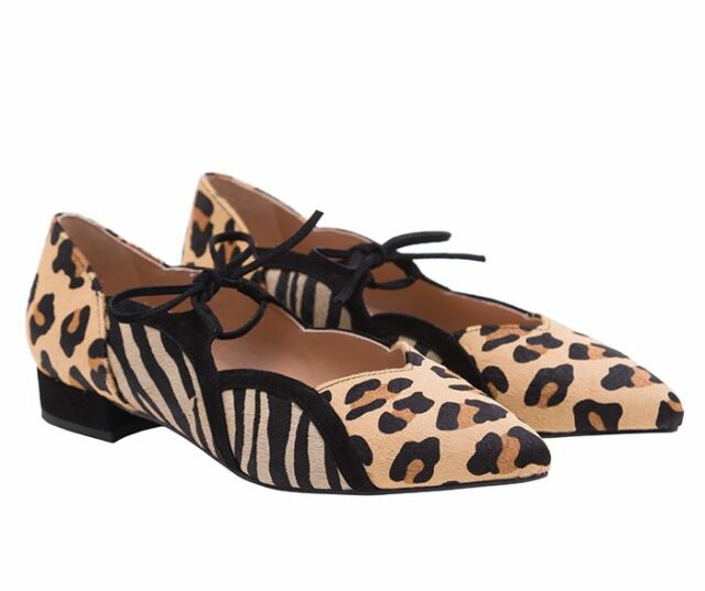 Zapato plano piel ante negro estampado