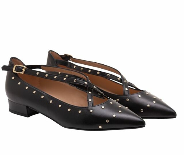 Zapato plano piel negro con remaches dorados